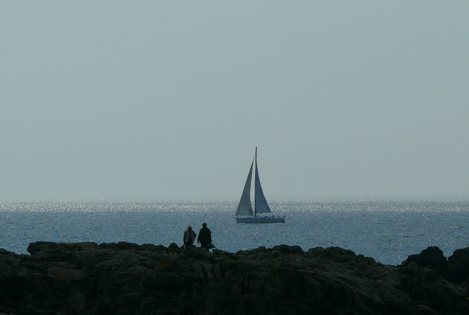zwei Männer und ein Segelboot