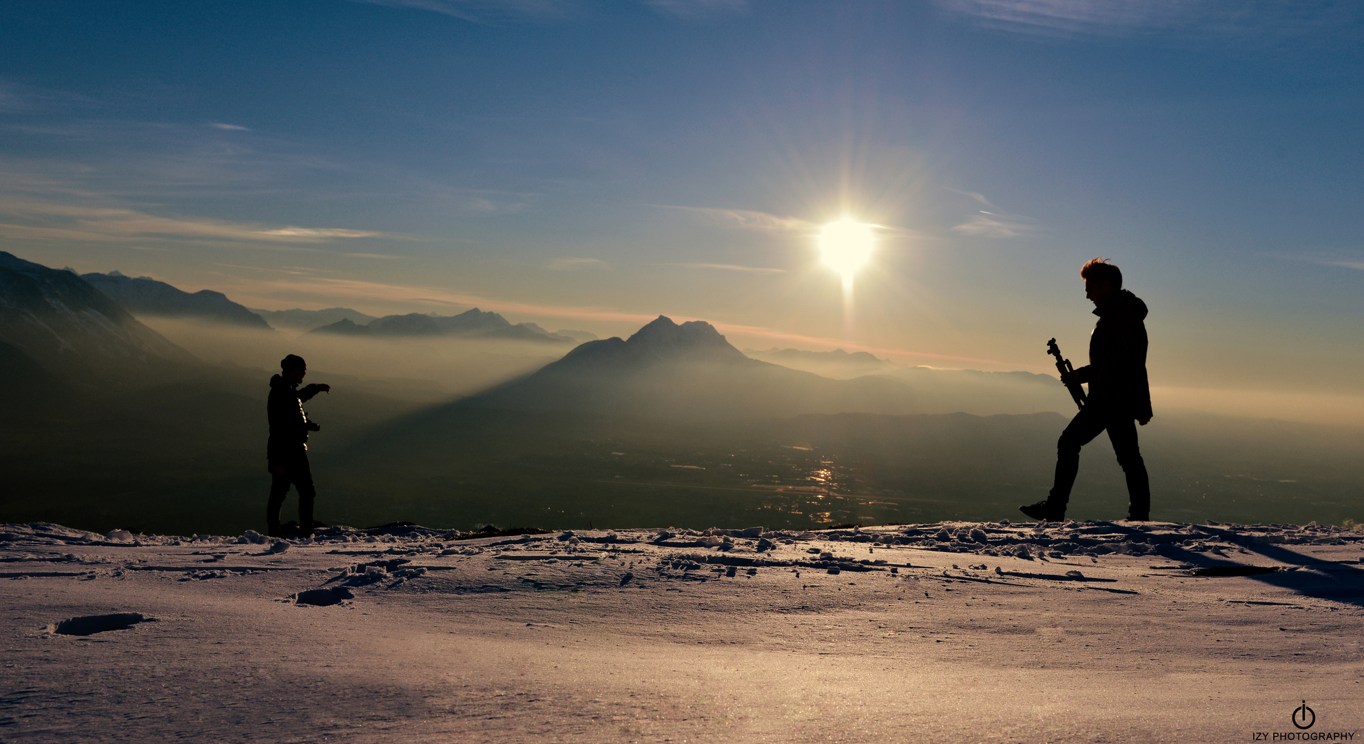 Zwei Männer unter Sonnenuntergang