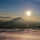 Zwei Männer unter Sonnenuntergang