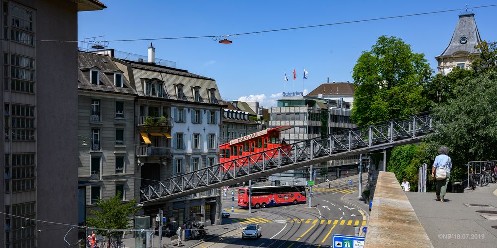 Zwei mal rot in der weiß-blauen Stadt