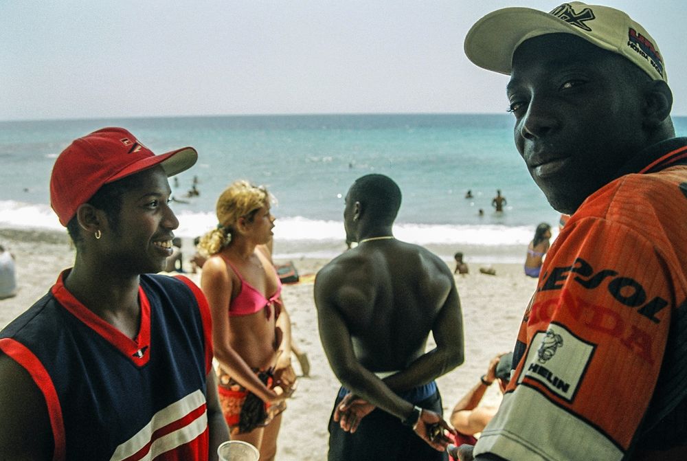 zwei Mann am Strand Cuba