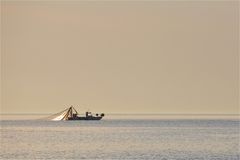 zwei MANN im Fischerboot