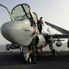 Zwei Mechaniker an einer EA-5B Prowler