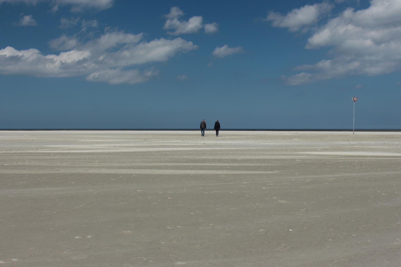 Zwei Menschen am Strand