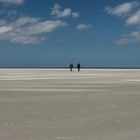 Zwei Menschen am Strand