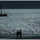 Zwei Menschen am Strand ...