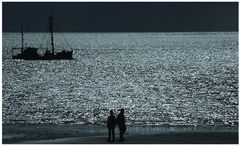 Zwei Menschen am Strand ...