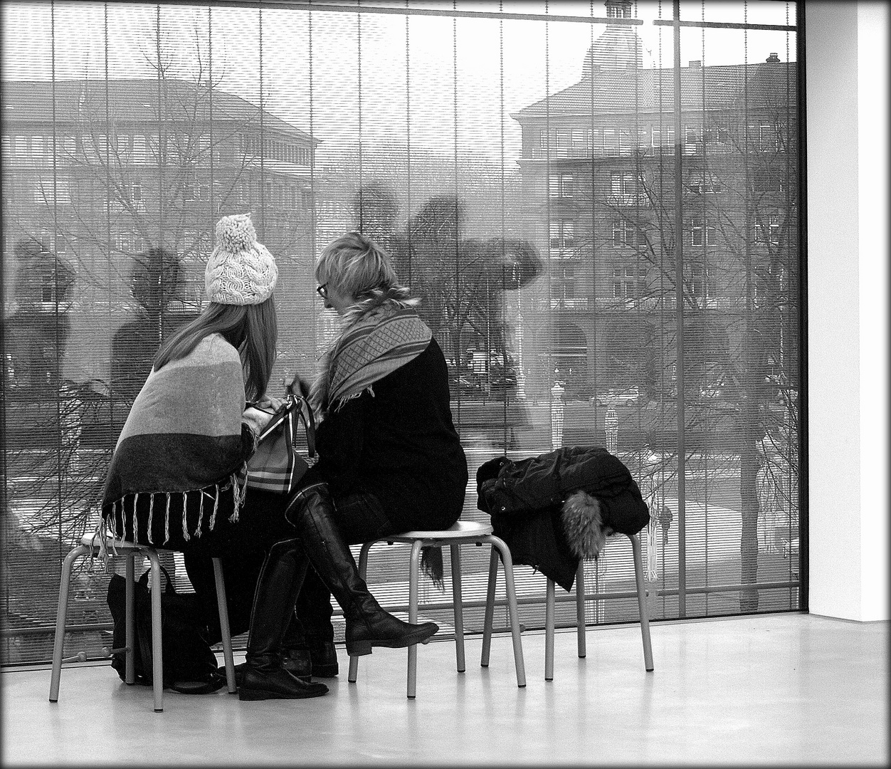 Zwei Menschen sitzend auf puritanischen Schemeln