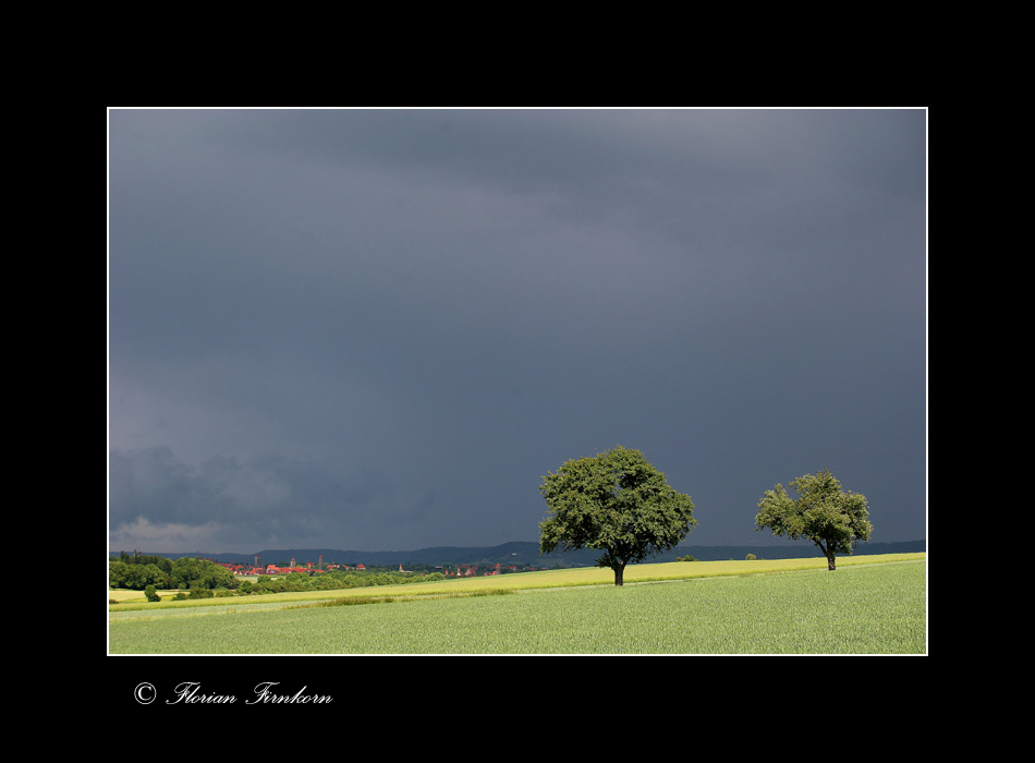 Zwei mit Gewitter