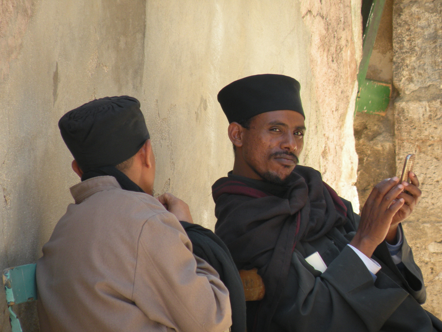 Zwei Mönche der äthiopisch-orthodoxen Tewahedo-Kirche vor der Grabeskirche in Jerusalem