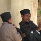 Zwei Mönche der äthiopisch-orthodoxen Tewahedo-Kirche vor der Grabeskirche in Jerusalem