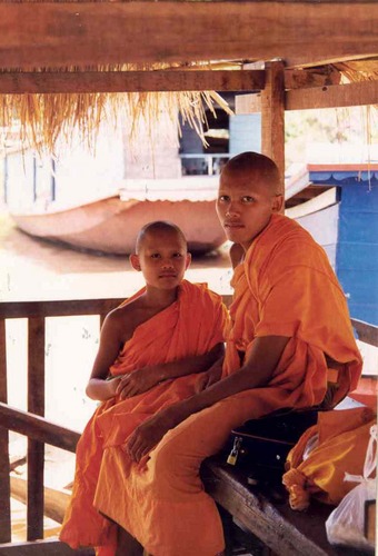 Zwei Mönche warten am Mekong auf ihr Slowboat