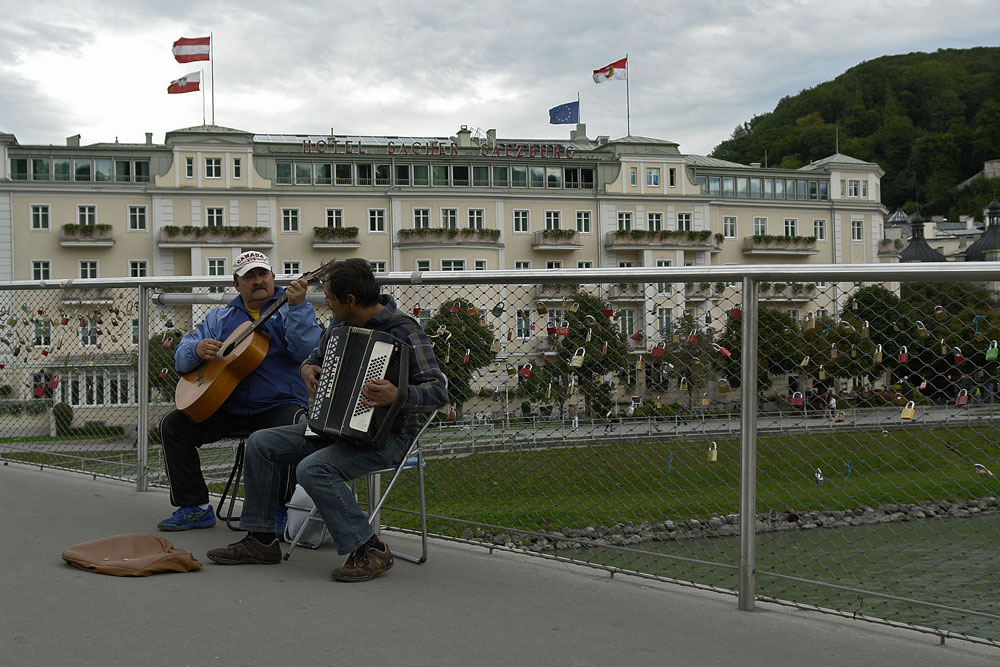 Zwei Musikanten auf der Glücksbringerbrücke