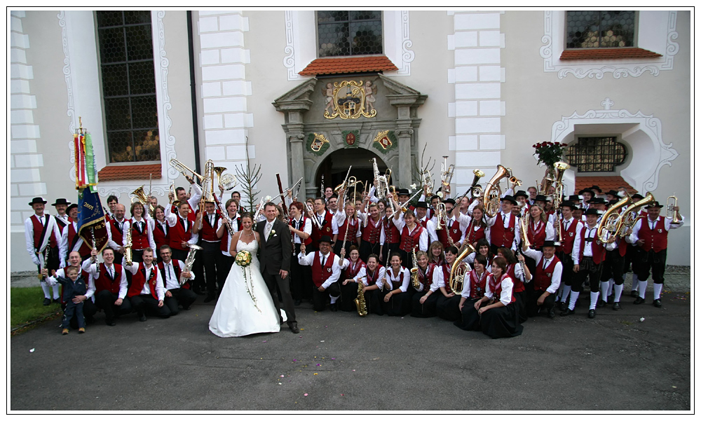 Zwei Musikvereine gratulieren zur Hochzeit