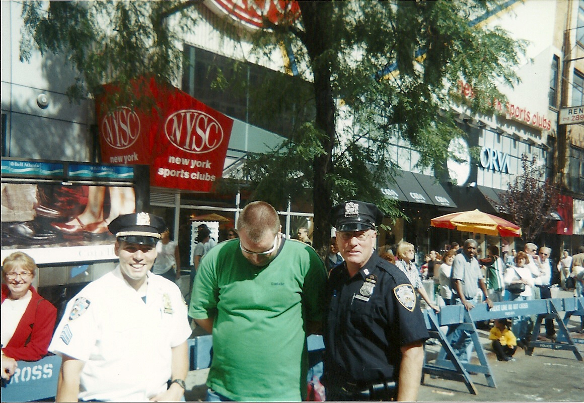 Zwei New Yorker Cops und ein Tourist auf der Steuben Parade