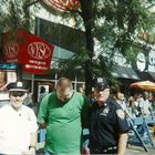 Zwei New Yorker Cops und ein Tourist auf der Steuben Parade