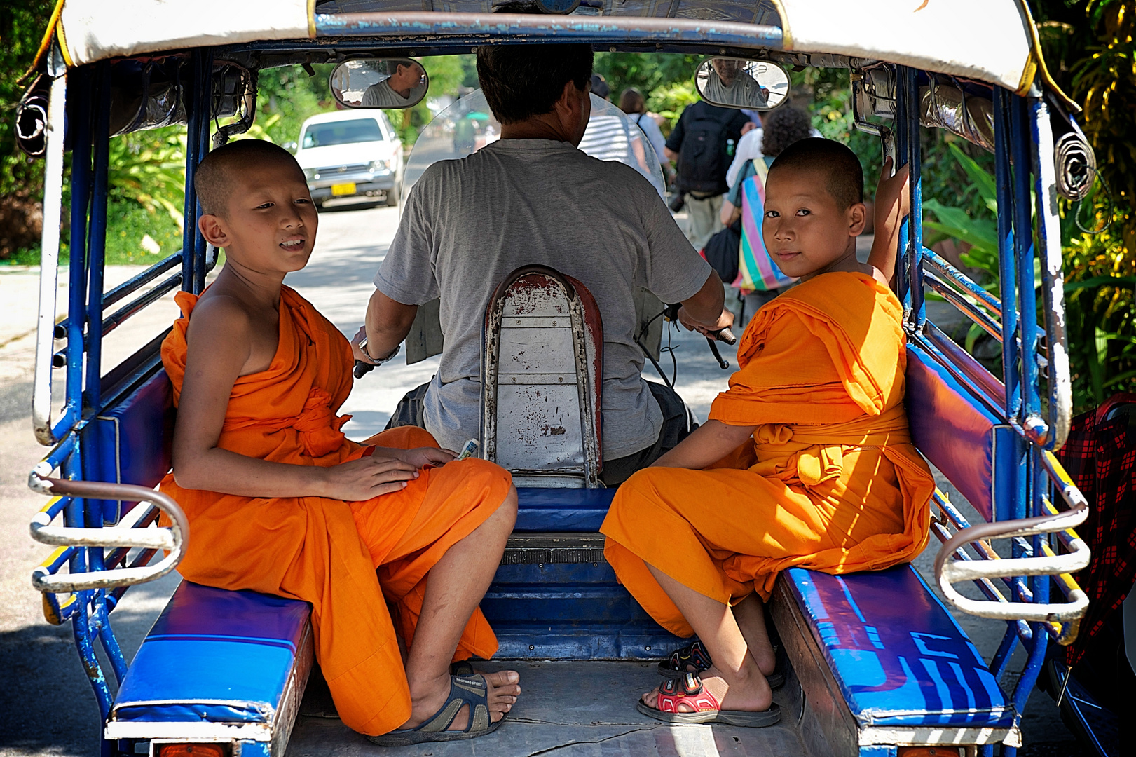 Zwei Novizen im TukTuk in Luangprabang