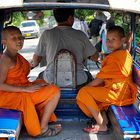 Zwei Novizen im TukTuk in Luangprabang