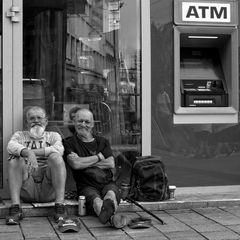 Zwei Obdachlose und ein Bankomat ...