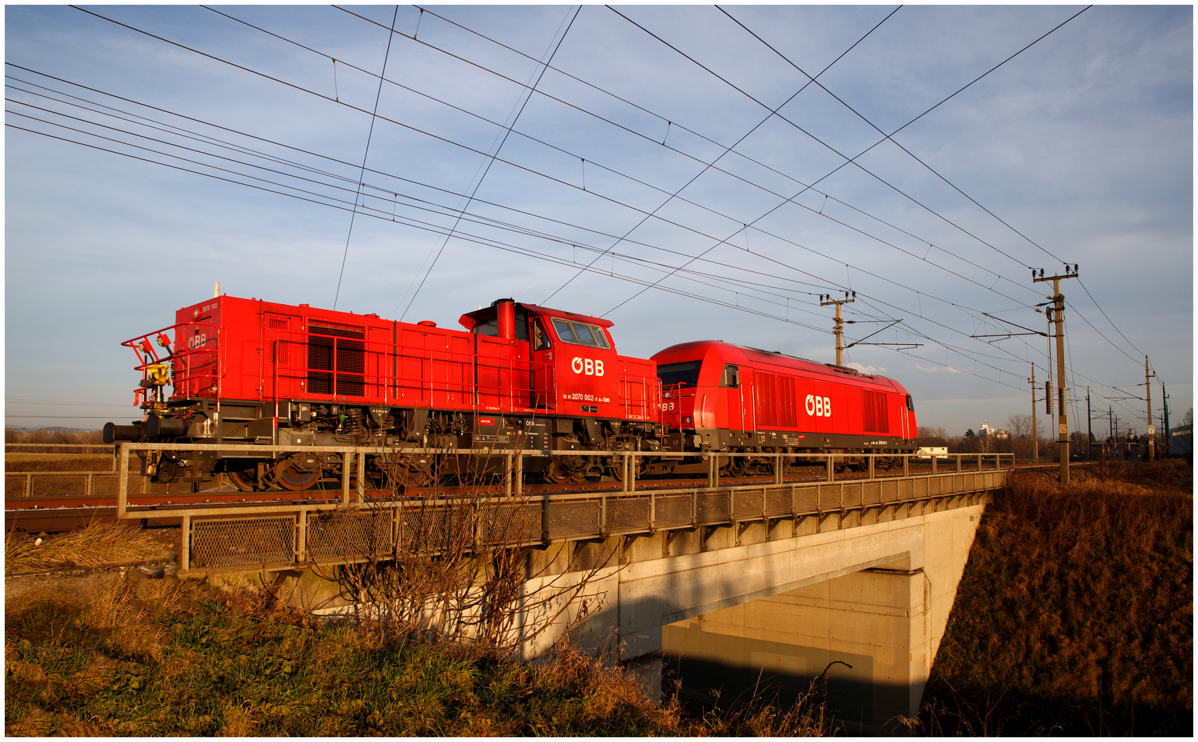 Zwei ÖBB Diesel unter Strom