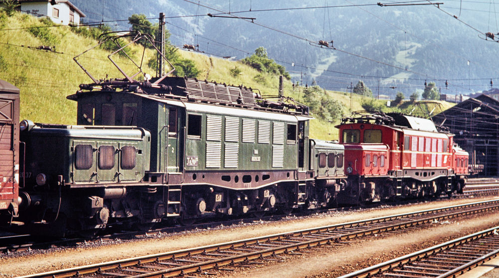 Zwei österreichische Krokodile der Baureihe 1020.