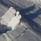 Zwei Osterhasen im Schnee