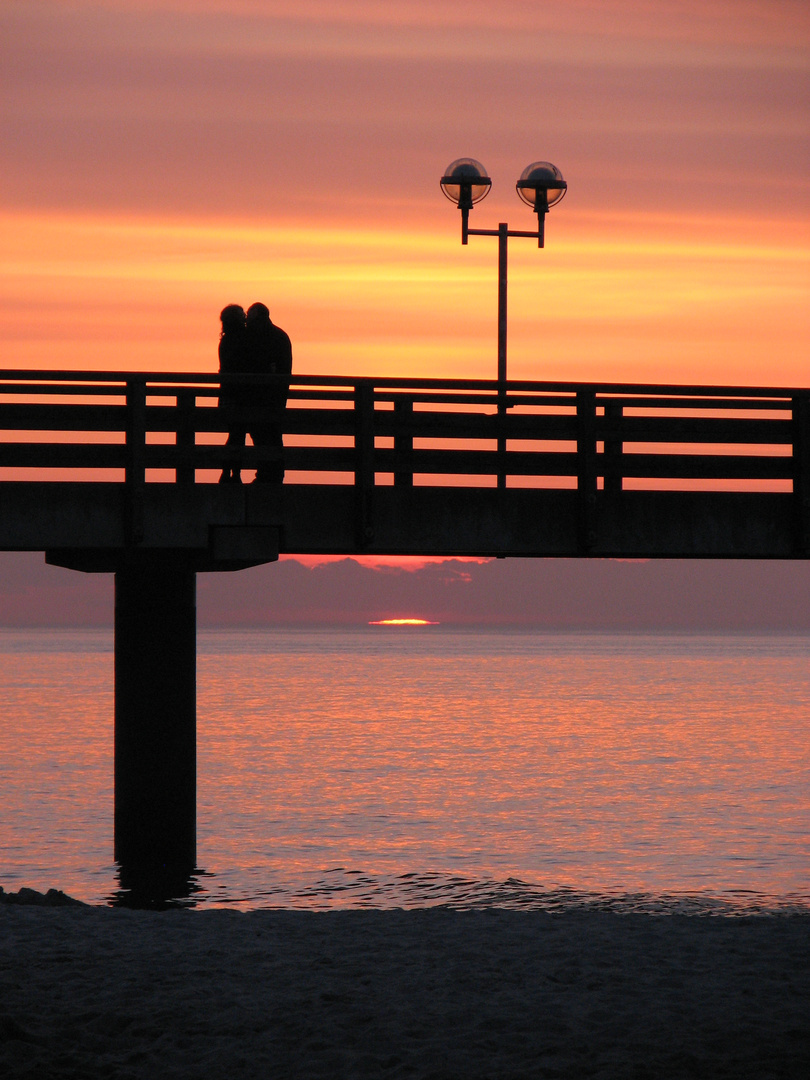 Zwei Paare - Ostsee am Abend im April 2010