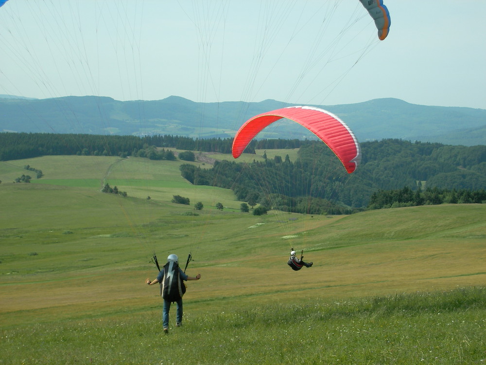 Zwei Paraglider