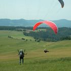 Zwei Paraglider