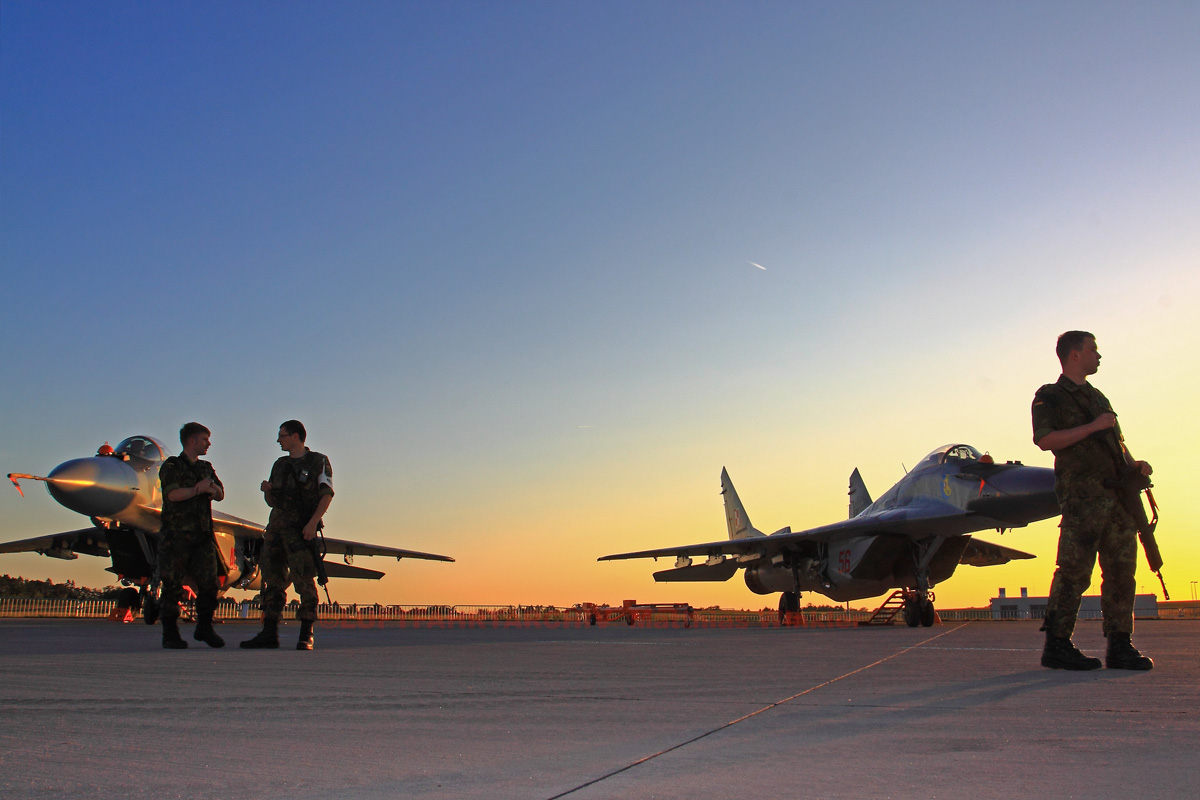 Zwei polnische MIG-29 gut bewacht von deutschen Wachsoldaten