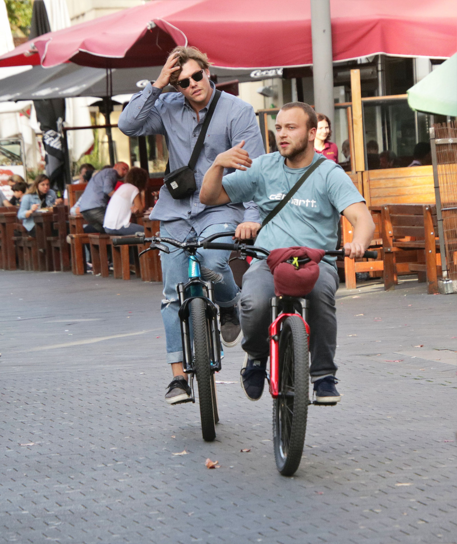 Zwei Radfahrer.