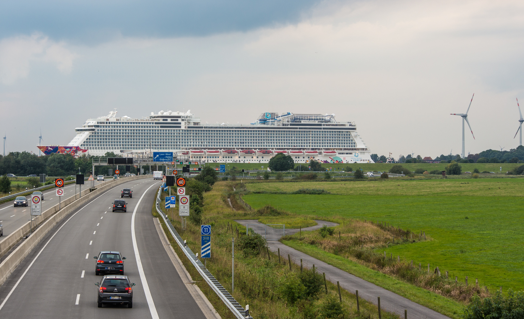 Zwei Reisewelten-Kreuzfahrer und Autobahn