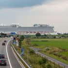 Zwei Reisewelten-Kreuzfahrer und Autobahn