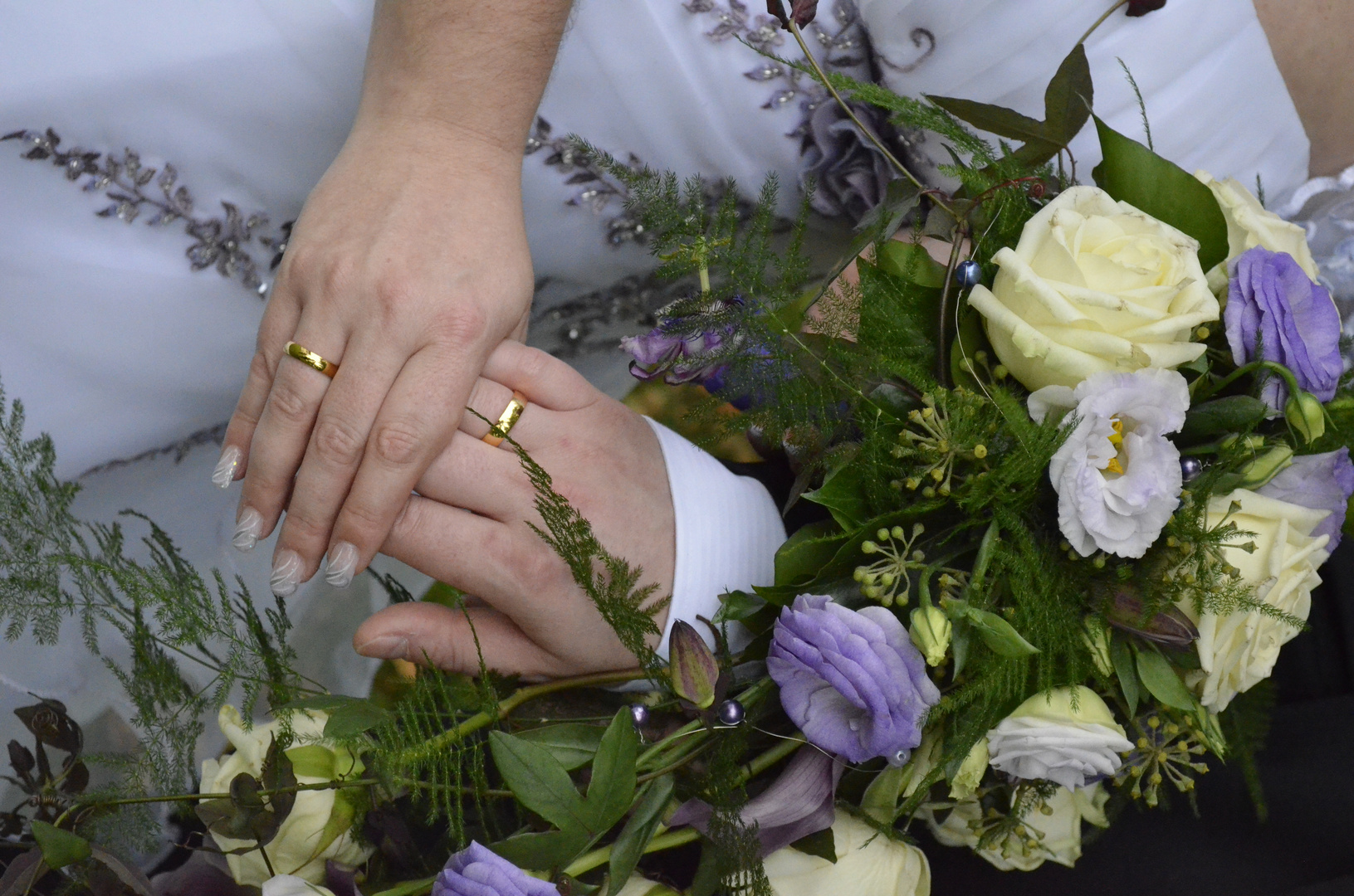 Zwei Ringe und ein Blumenstrauß