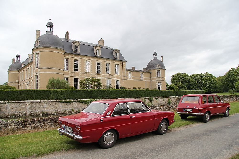 Zwei rote Autos in Frankreich