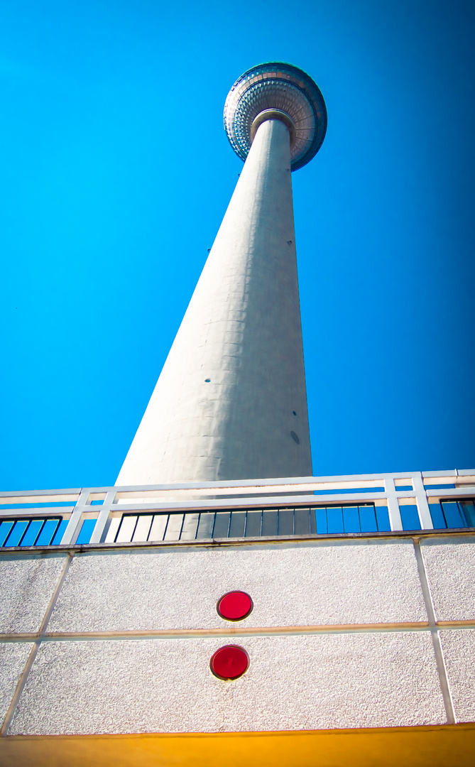 Zwei rote Punkte und ein Fernsehturm