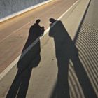 ZWEI - SCHATTEN - FOTOGRAFEN AUF DER REICHSBRÜCKE - WIEN .........