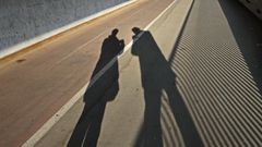 ZWEI - SCHATTEN - FOTOGRAFEN AUF DER REICHSBRÜCKE - WIEN .........