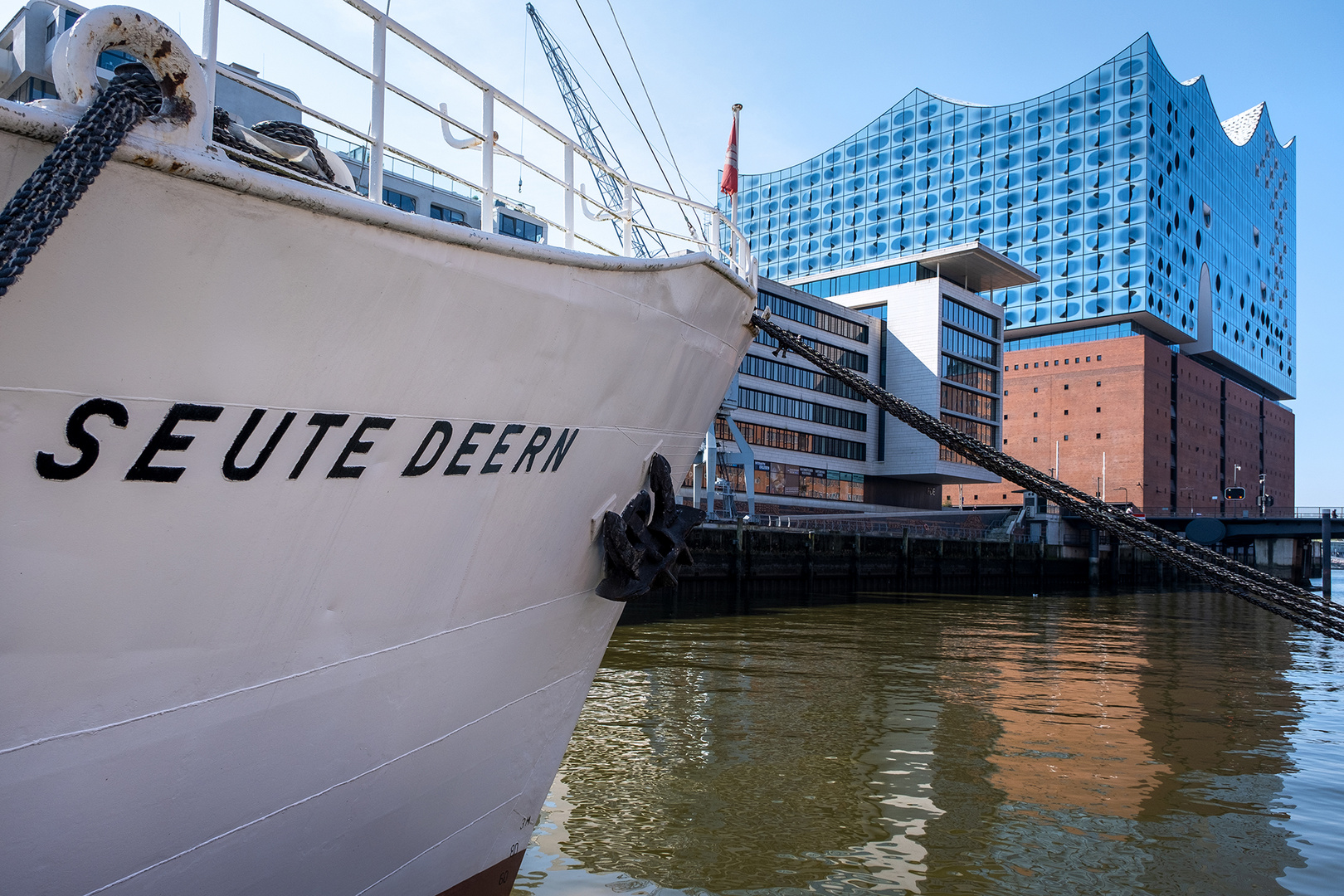 Zwei Schiffe elbabwärts: Elbphilharmonie + Seute Deern