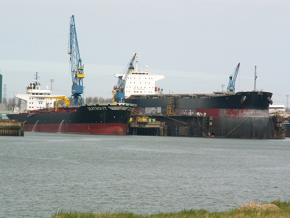 Zwei Schiffe in der Werft bei Vlissingen