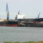 Zwei Schiffe in der Werft bei Vlissingen