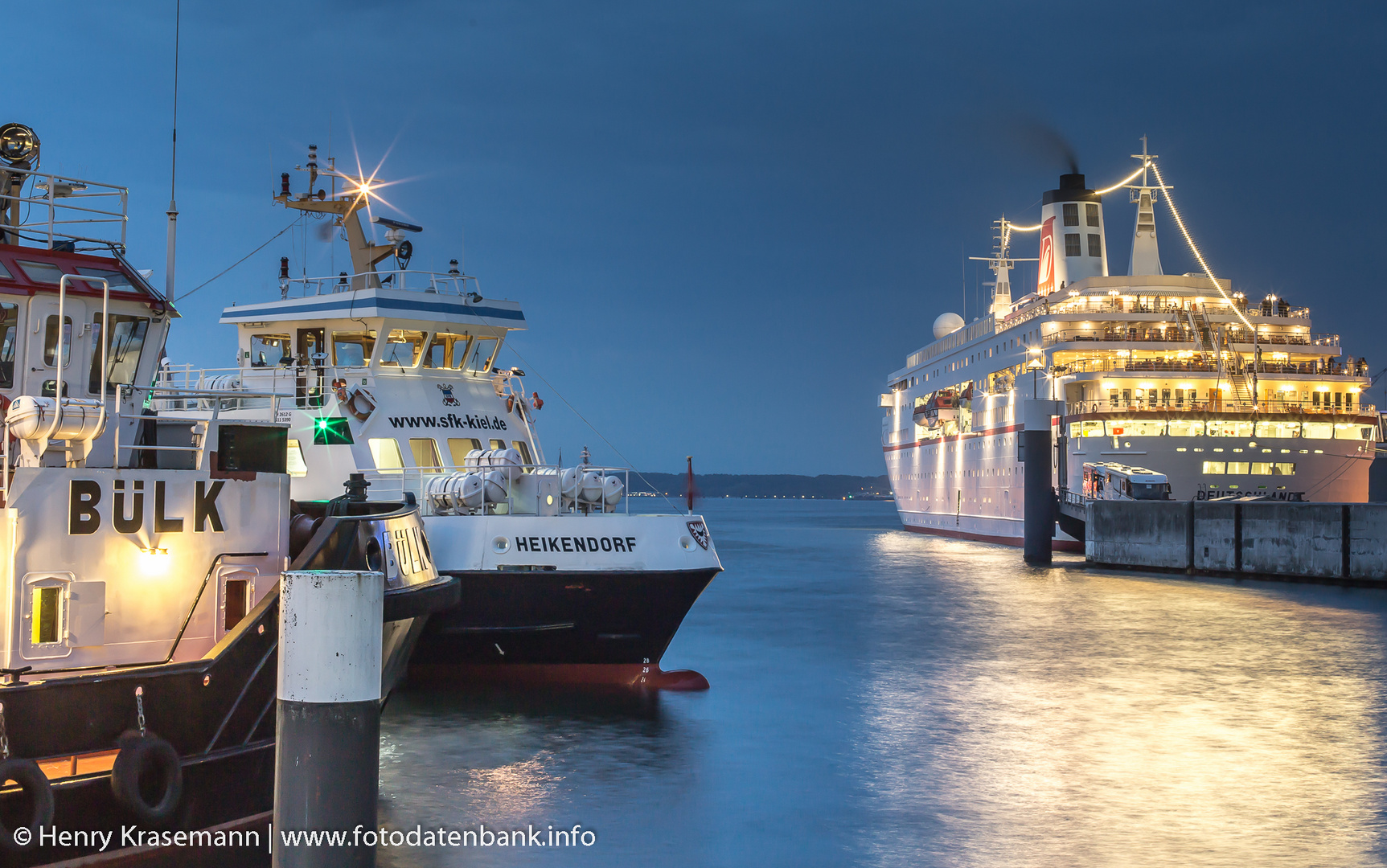 Zwei Schlepper und ein Kreuzfahrschiff