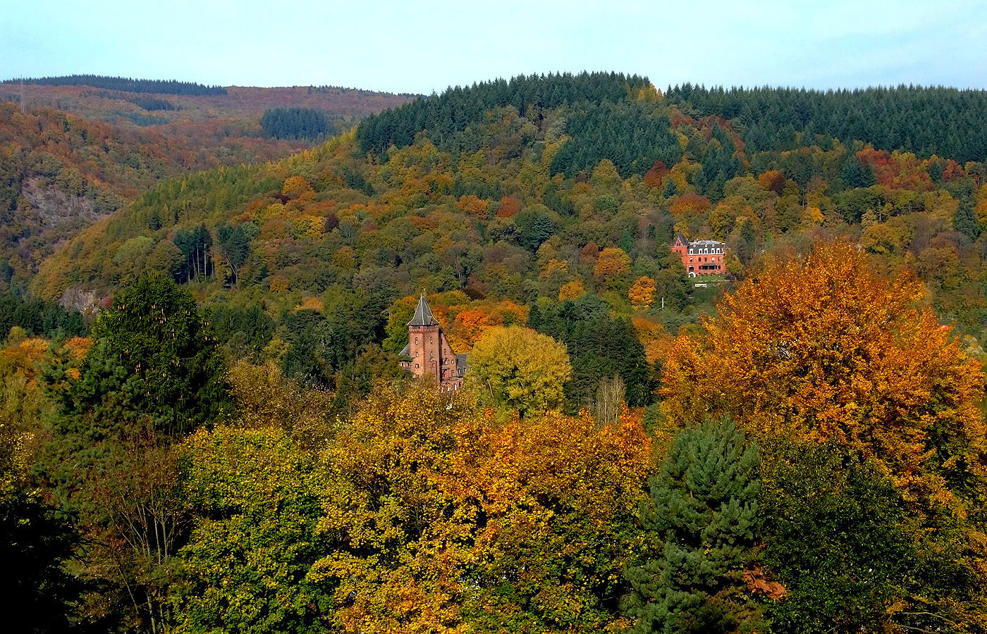 Zwei Schlösser auf einem Foto. ...