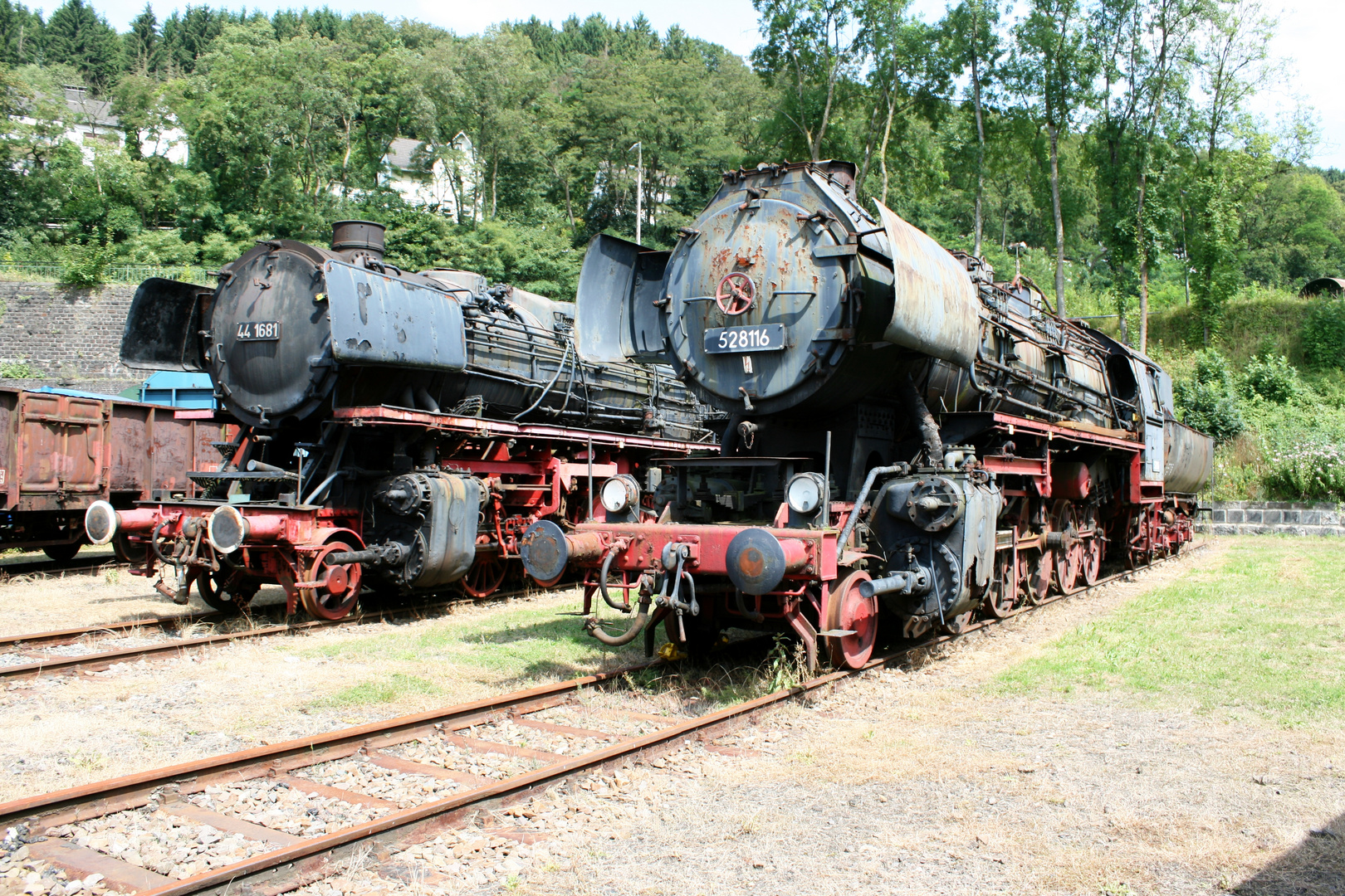 Zwei schöne alte Dampflokomotiven.