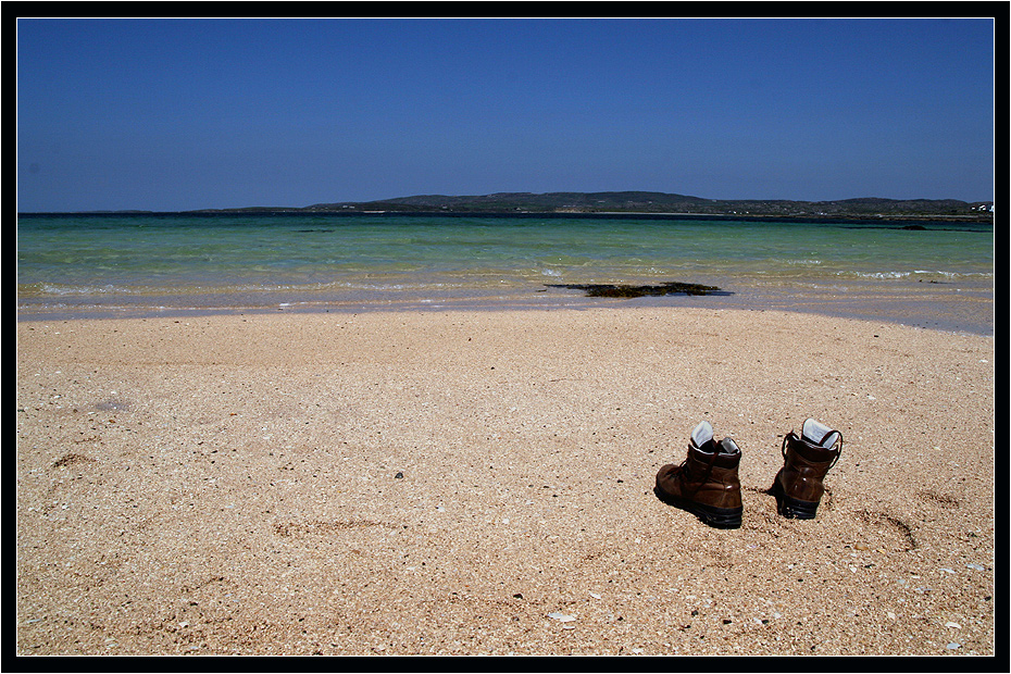 ...zwei Schuhe allein am Strand...