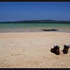 ...zwei Schuhe allein am Strand...