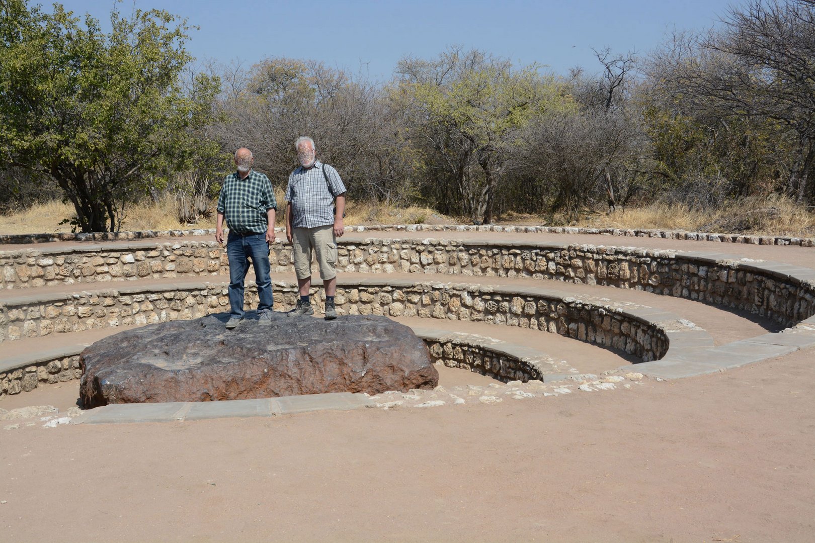 Zwei Schwergewichte auf einem noch viel Größeren; Der Hoba Meteorit