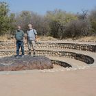 Zwei Schwergewichte auf einem noch viel Größeren; Der Hoba Meteorit