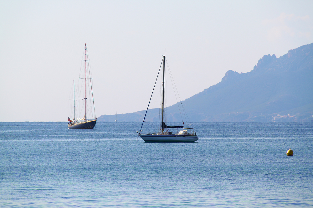 Zwei Segelboote an der Küste von Cannes