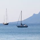 Zwei Segelboote an der Küste von Cannes